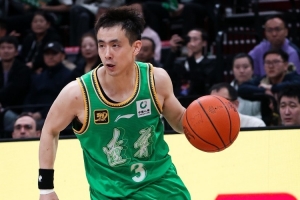 杨鸣：赵继伟这个拉伤 时间会比较久 他前几轮很难出现在比赛当中