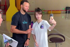 羡慕啊！女主播小七：兄弟们，和库里一起的自拍来了！😍